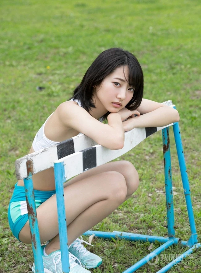 甜少女武田玲奈户外草坪写真 紧身背心短裤身材骨感