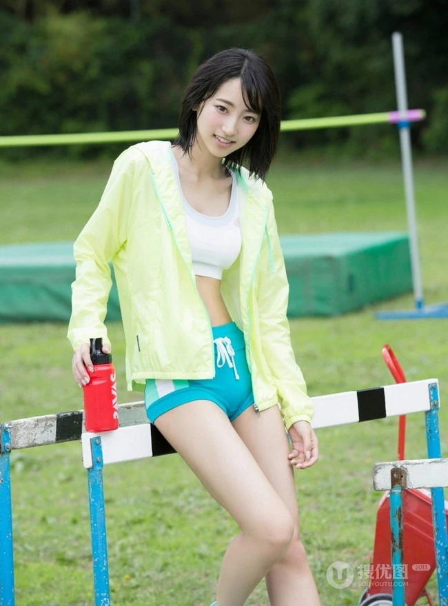 甜少女武田玲奈户外草坪写真 紧身背心短裤身材骨感