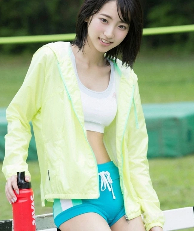 甜少女武田玲奈户外草坪写真 紧身背心短裤身材骨感