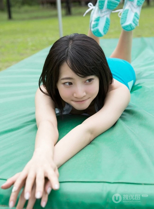 甜少女武田玲奈户外草坪写真 紧身背心短裤身材骨感