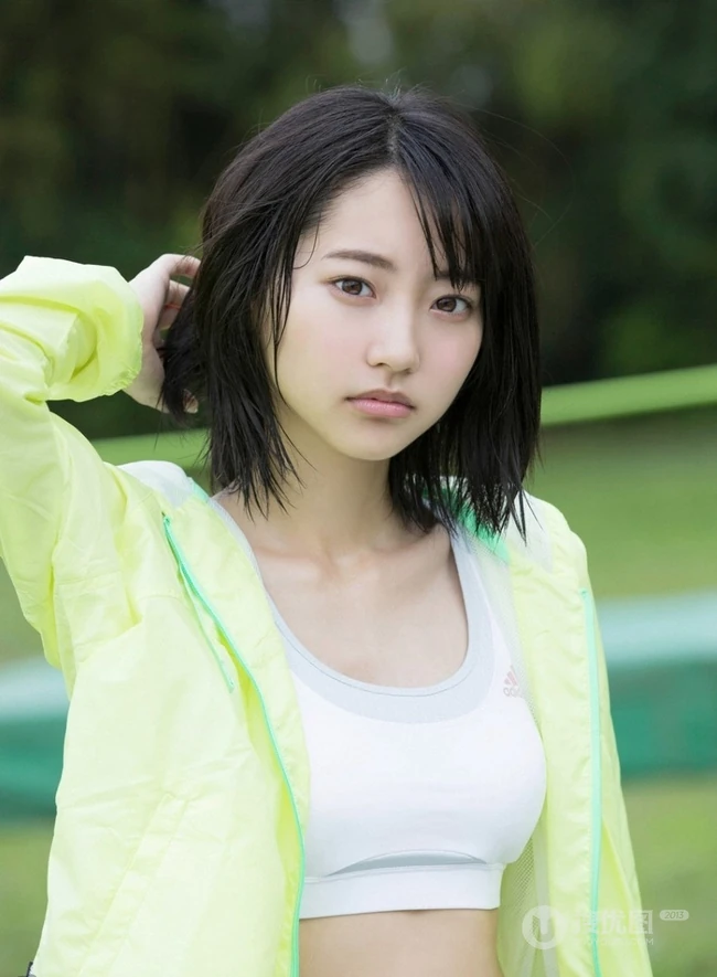甜少女武田玲奈户外草坪写真 紧身背心短裤身材骨感