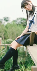 穿校服的可爱学生妹子唯美户外写真