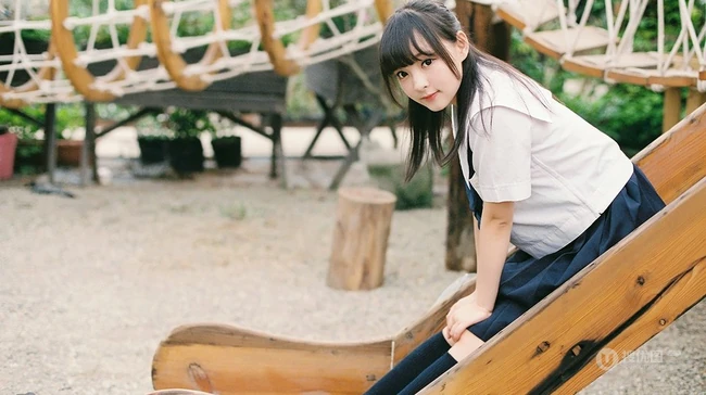 穿校服的可爱学生妹子唯美户外写真