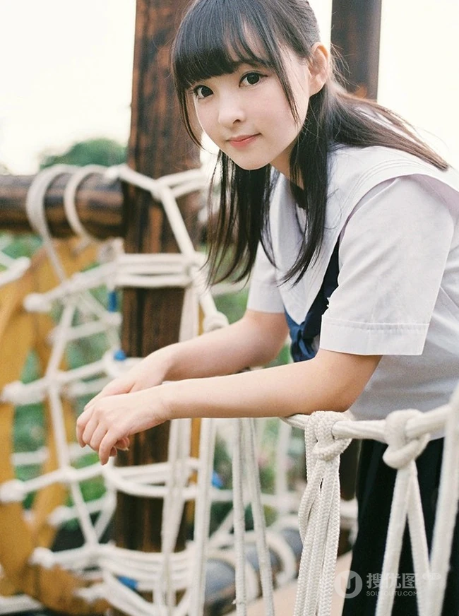 穿校服的可爱学生妹子唯美户外写真