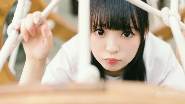 穿校服的可爱学生妹子唯美户外写真