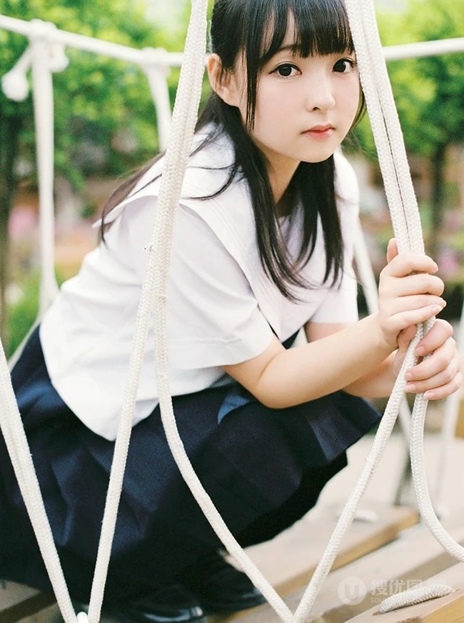 穿校服的可爱学生妹子唯美户外写真