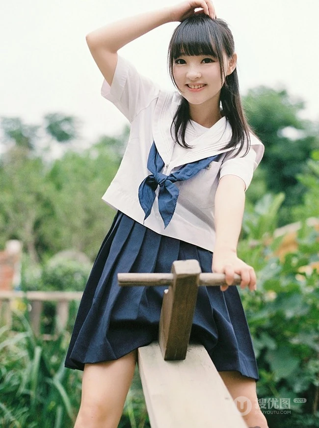 穿校服的可爱学生妹子唯美户外写真