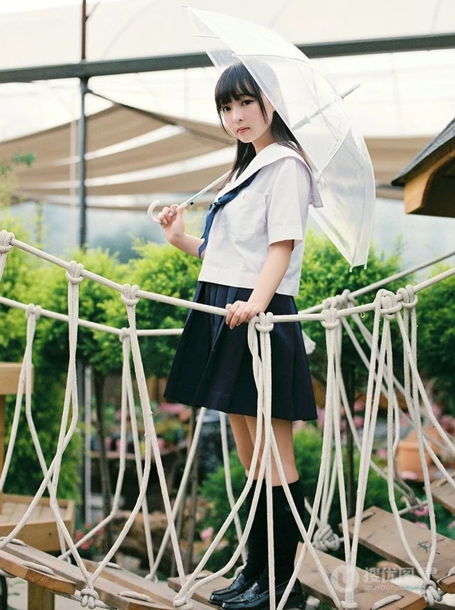 穿校服的可爱学生妹子唯美户外写真