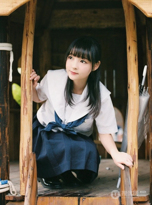 穿校服的可爱学生妹子唯美户外写真