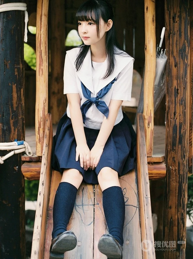 穿校服的可爱学生妹子唯美户外写真