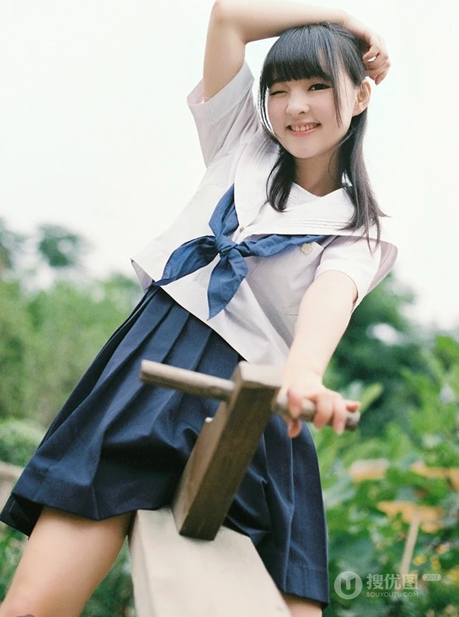 穿校服的可爱学生妹子唯美户外写真