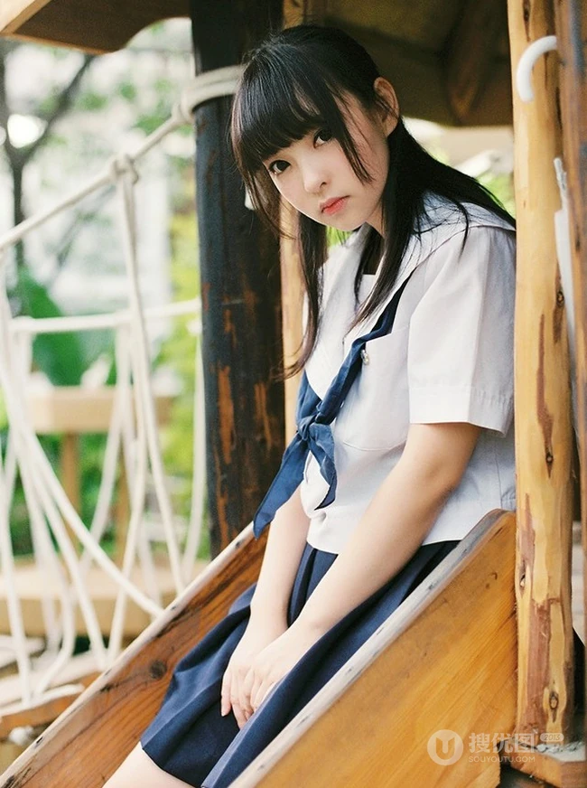 穿校服的可爱学生妹子唯美户外写真