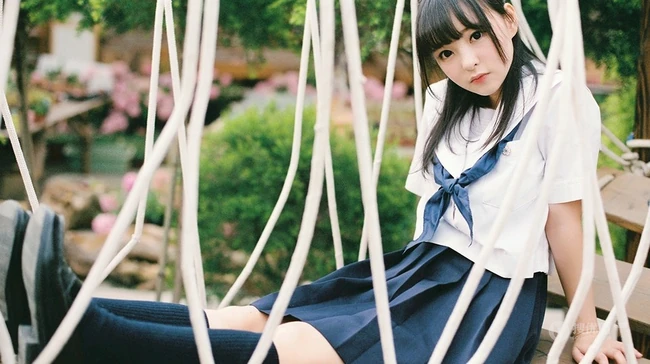 穿校服的可爱学生妹子唯美户外写真