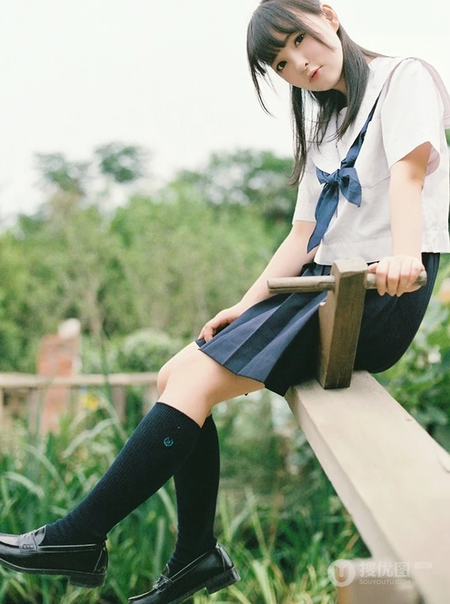 穿校服的可爱学生妹子唯美户外写真