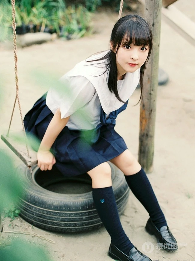 穿校服的可爱学生妹子唯美户外写真