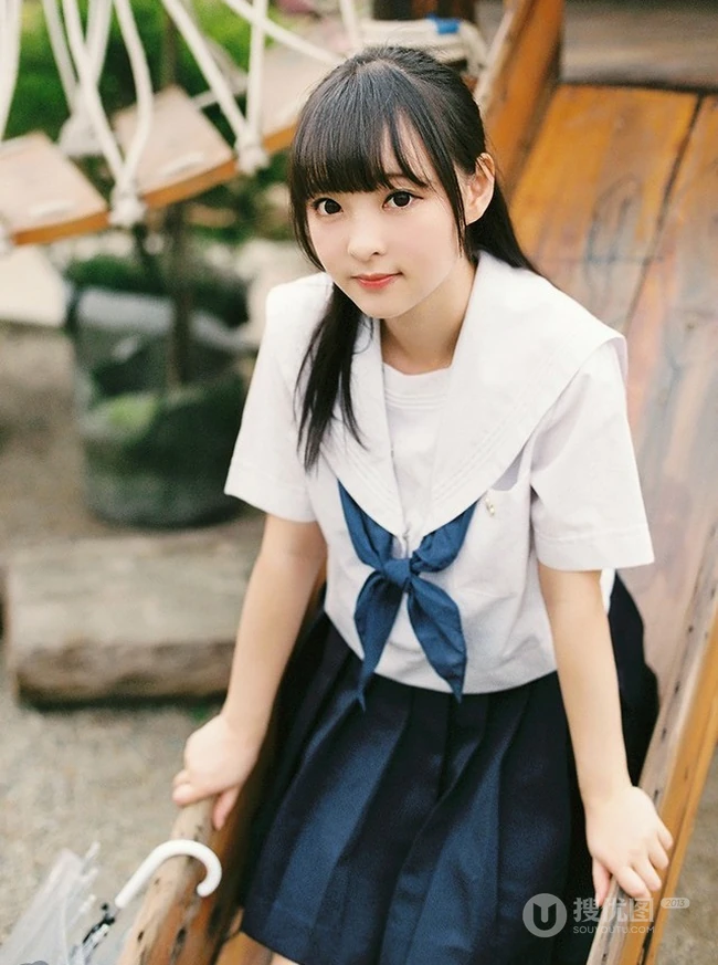 穿校服的可爱学生妹子唯美户外写真