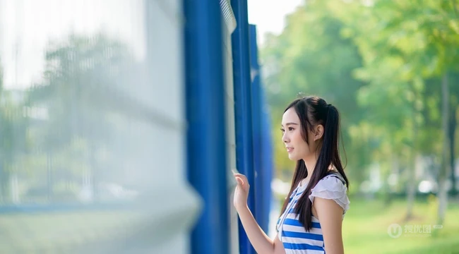 清新白裙可爱可爱女生户外写真 抓住夏天的尾巴