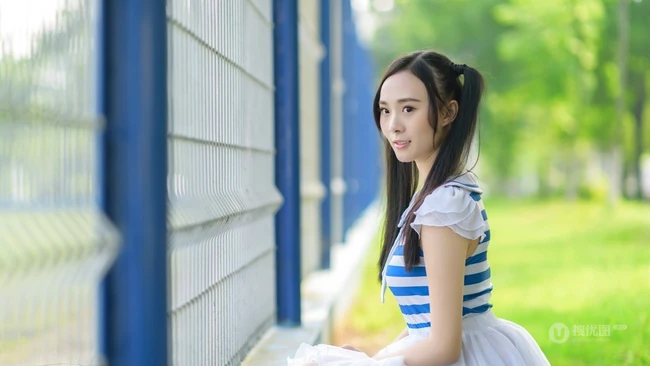 清新白裙可爱可爱女生户外写真 抓住夏天的尾巴