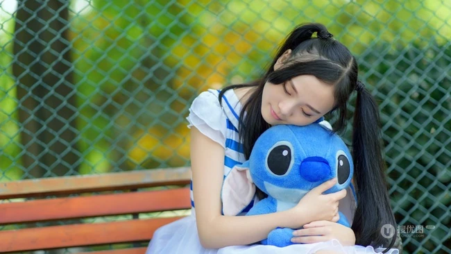 清新白裙可爱可爱女生户外写真 抓住夏天的尾巴