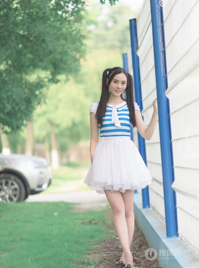 清新白裙可爱可爱女生户外写真 抓住夏天的尾巴
