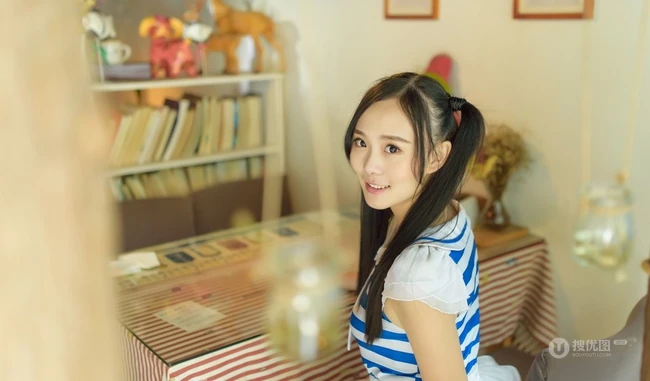 清新白裙可爱可爱女生户外写真 抓住夏天的尾巴