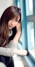 甜甜可爱妹子室内 一个人，不寂寞