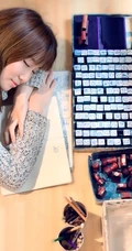 甜甜可爱妹子室内 一个人，不寂寞