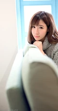 甜甜可爱妹子室内 一个人，不寂寞