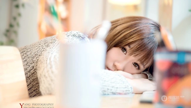 甜甜可爱妹子室内 一个人，不寂寞