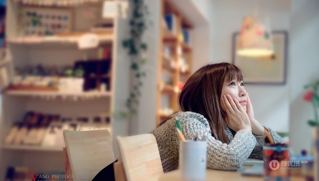 甜甜可爱妹子室内 一个人，不寂寞