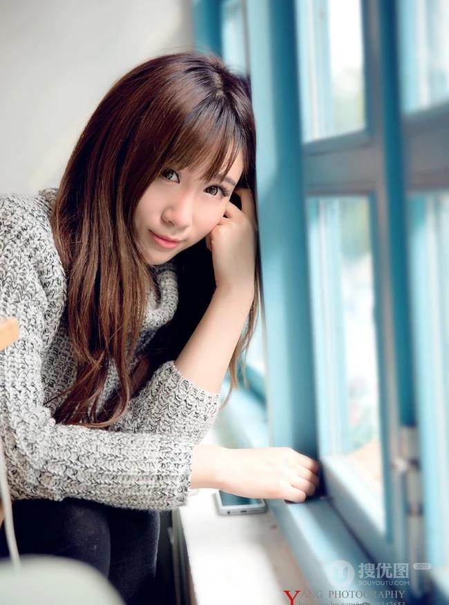 甜甜可爱妹子室内 一个人，不寂寞