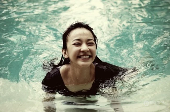 水做的女人-以水为伍的女生唯美图片