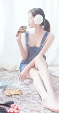 嫩模李昔雨简约连体肩带牛仔裤唯美写真