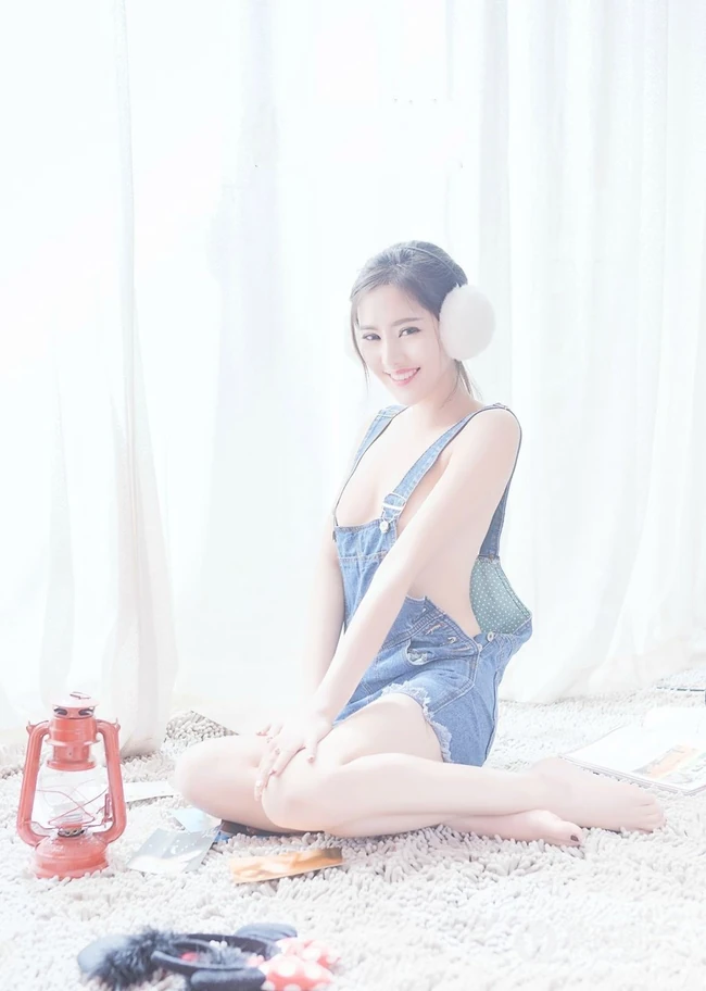 嫩模李昔雨简约连体肩带牛仔裤唯美写真