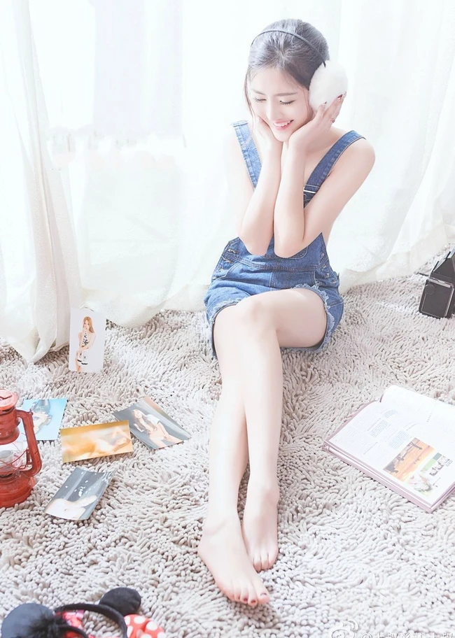 嫩模李昔雨简约连体肩带牛仔裤唯美写真