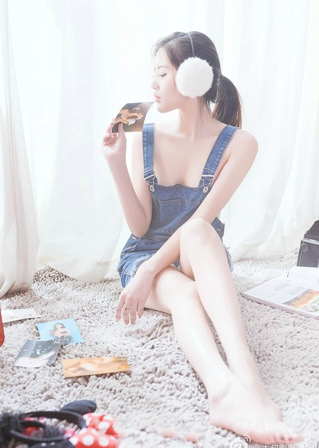 嫩模李昔雨简约连体肩带牛仔裤唯美写真