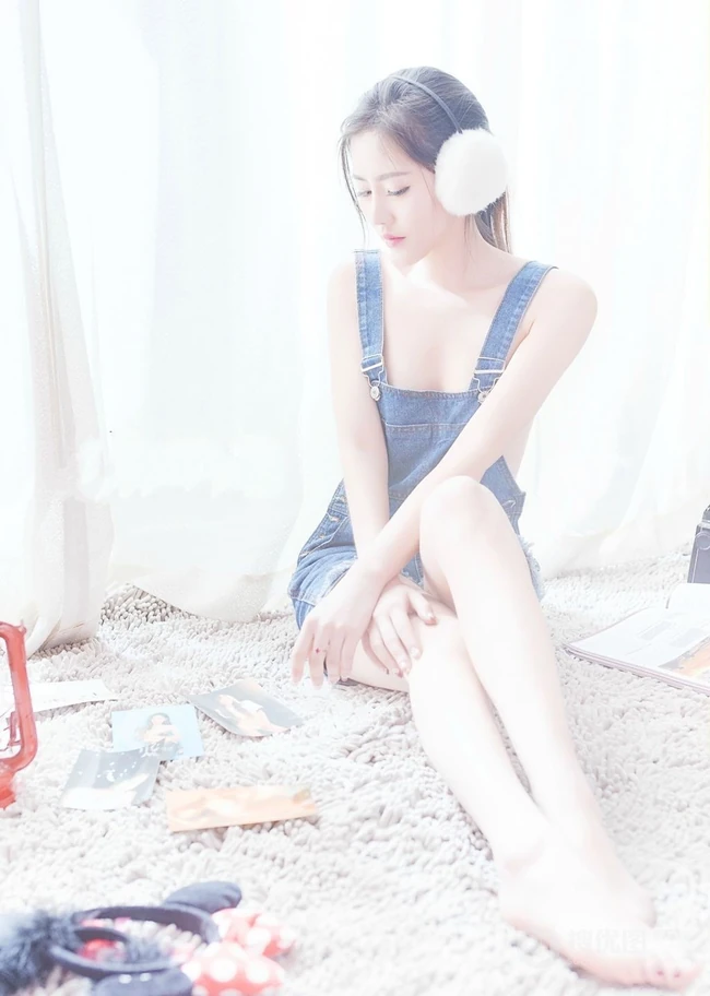 嫩模李昔雨简约连体肩带牛仔裤唯美写真