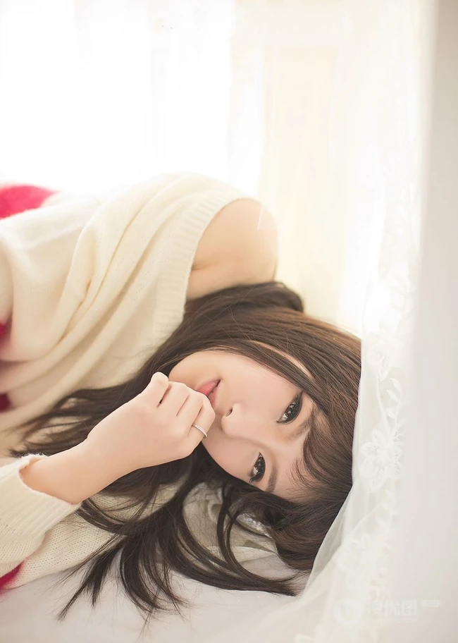 女生模特冰冰唯美高清室内写真图片