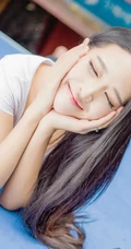 长发牛仔可爱女生可爱写真图片-开心的萌生活