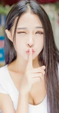长发牛仔可爱女生可爱写真图片-开心的萌生活