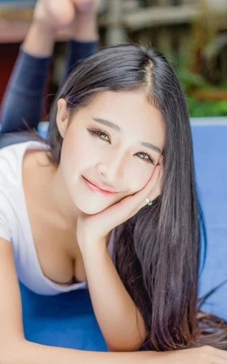 长发牛仔可爱女生可爱写真图片-开心的萌生活