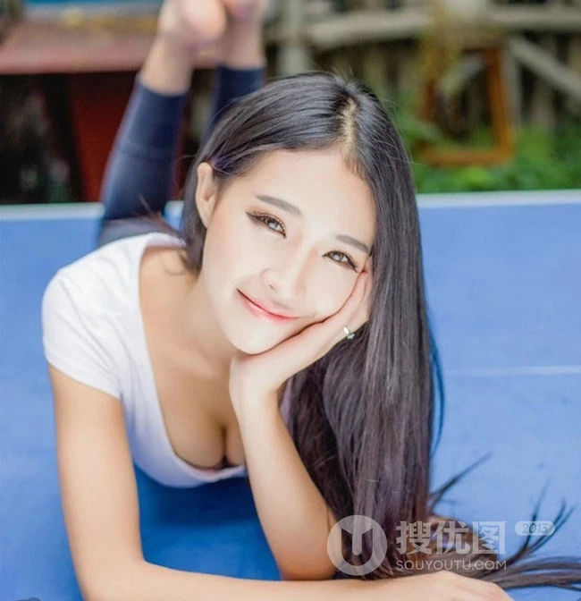 长发牛仔可爱女生可爱写真图片-开心的萌生活