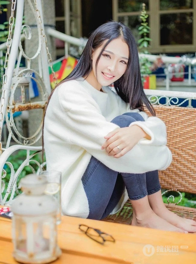 长发牛仔可爱女生可爱写真图片-开心的萌生活