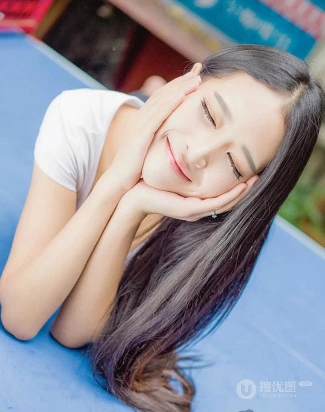 长发牛仔可爱女生可爱写真图片-开心的萌生活