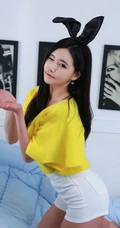 爱眯眼的可爱女生 韩佳恩高清主题造型装扮写真