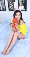 爱眯眼的可爱女生 韩佳恩高清主题造型装扮写真