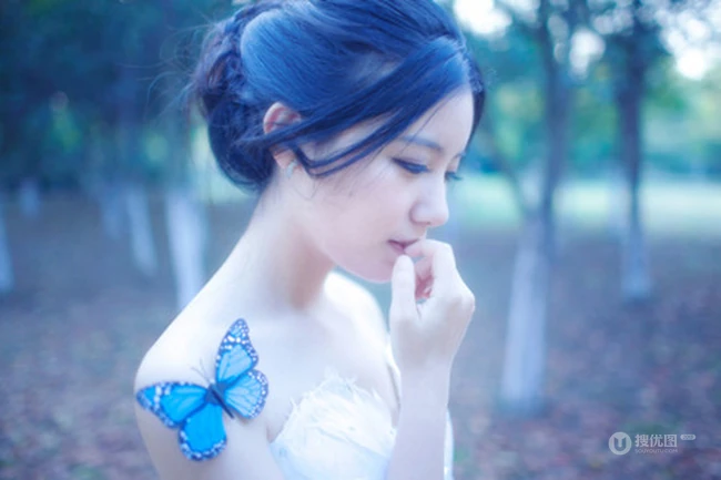 清新花丛中的女生唯美图片
