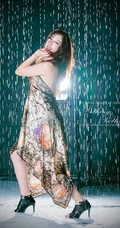 雨中裙摆 隐约可见 金多蕴雨中清透长裙唯美写真