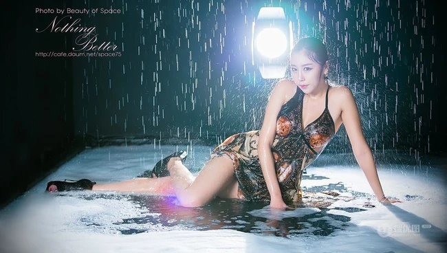 雨中裙摆 隐约可见 金多蕴雨中清透长裙唯美写真