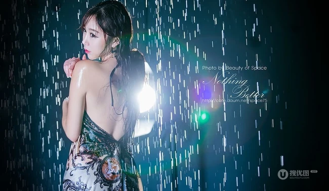 雨中裙摆 隐约可见 金多蕴雨中清透长裙唯美写真